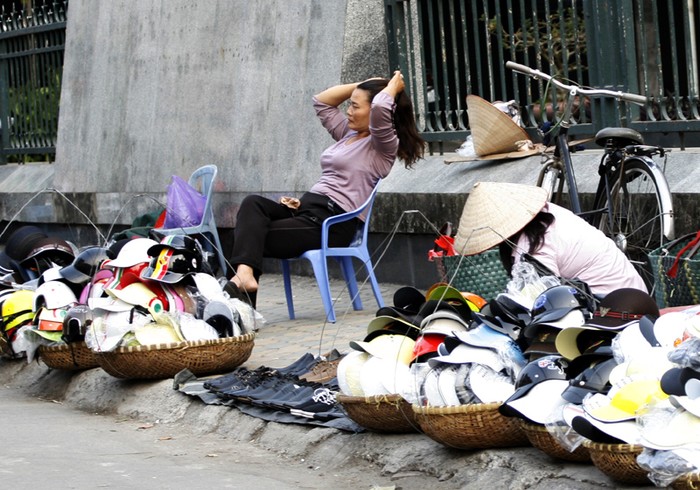 Đi dọc nhiều tuyến đường tại Hà Nội hiện nay, không khó để bắt gặp những hàng quán bán MBH vỉa hè với "giá bèo”, từ 30.000 – 56.000 đồng/chiếc.